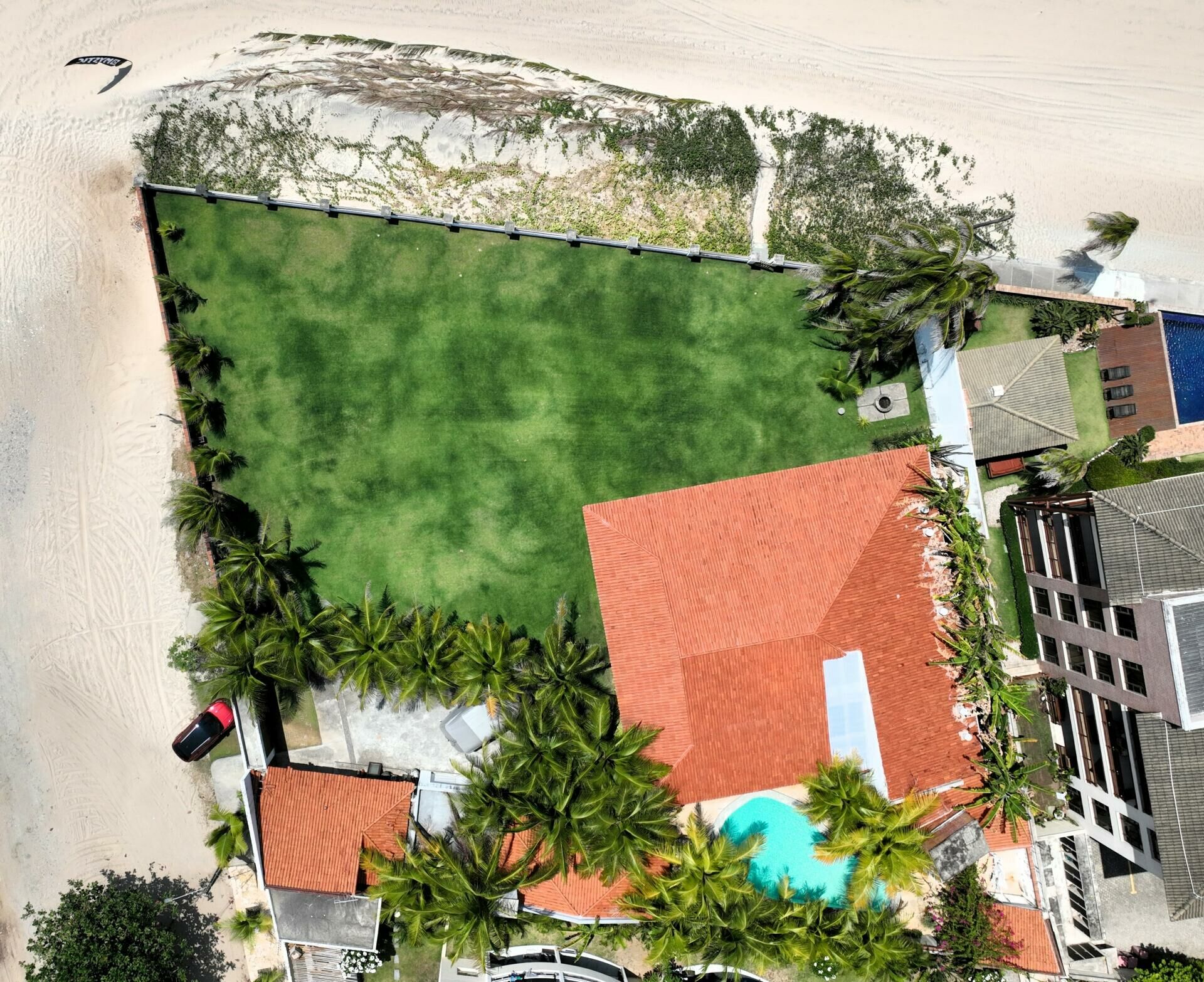 Imagem de Casa no Cumbuco frente mar em grande terreno pé na areia